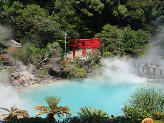 Umi Jigoku: Der größte und (angeblich) schönste Höllen-Onsen mit seinem azurblauen Wasser. Die Quelle ist insgesamt 120 Meter tief.