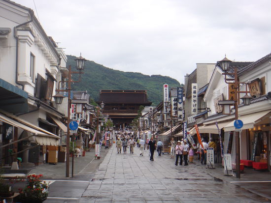 Straße zum Tempel mit vielen, kleinen Geschäften