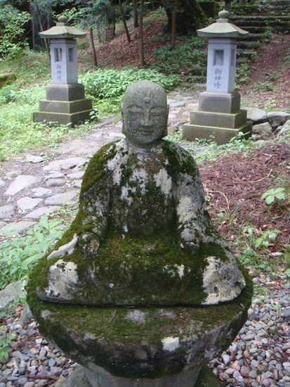 ...mit Moos bedeckte Statuen sehen...