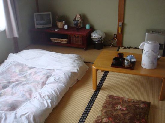 Mein Zimmer in einer Art Ryokan. Da der gnaze Raum mit Tatami-Matten augelegt ist, riecht man (und seine Sachen) hinterher, als ob man aus einem Pferdestall gekommen wäre.
