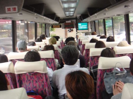 Wenn die Japaner zu wenig Platz im Bus haben, wird an der Seite der Sitze einfach ein kleinerer, weiterer Stuhl aufgeklappt, so dass man auch im Gang sitzen kann. Geil!