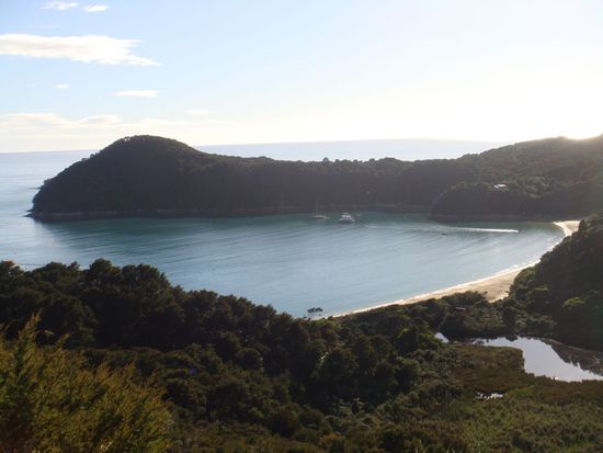 Blick auf die Anchorage Bay mit dem Hausboot