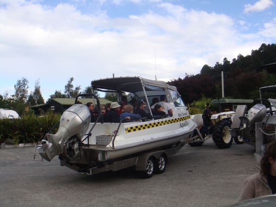 Wassertaxi, was vom Traktor gezogen wird