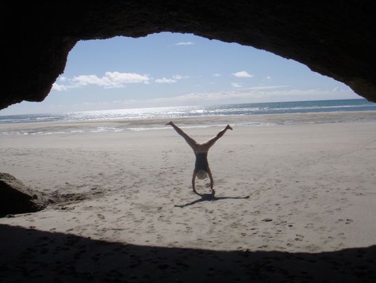 Blick aus der Höhle, die bei Ebbe zugänglich ist