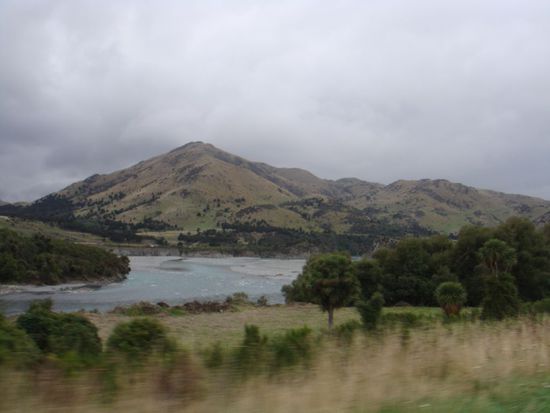 Hügelige Landschaft mit breitem Flussbett auf dem Weg nach Kaikurs