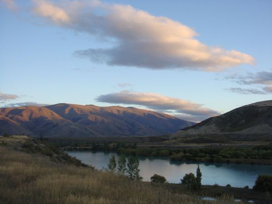Sonnenuntergang an einem See in der Naehe von Twizel