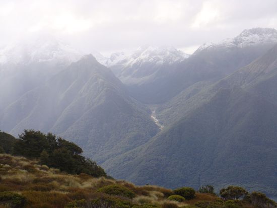 Blick von der ersten Huette des Keppler Tracks (leider nicht ganz scharf, da die Wolken gerade wieder aufkamen)