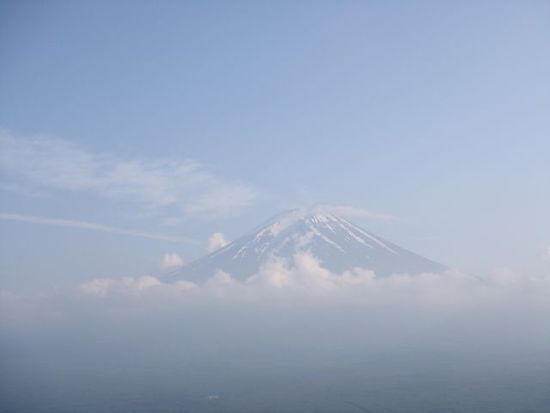 Da lugt die schneebedeckte Spitze des Mount Fuji aus den Wolken hervor