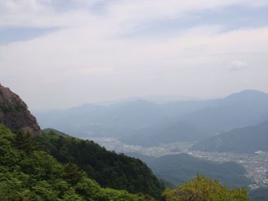 Blick ins Tal...und mit viel Phantasie kann man den Fuji im Hintergrund sehen.