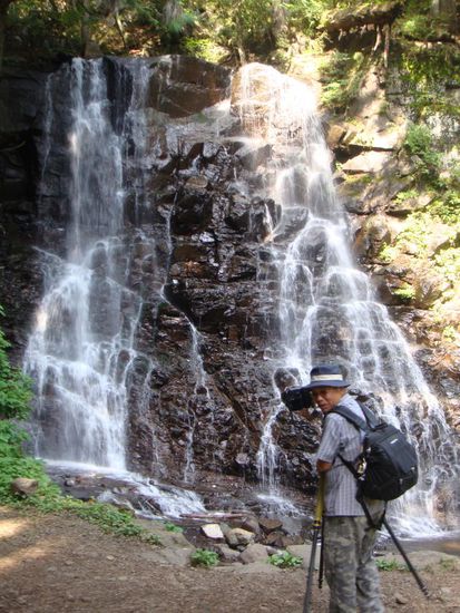 Ein Japaner, der tausende von Fotos mit mir vor dem Wasserfall gemacht hat...