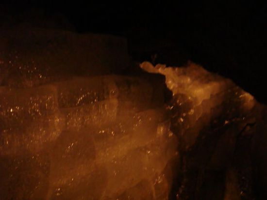 Narusawa-Eishöhle - das faszinierendste an der Höhle ist eigentlich die Kälte gewesen, die am Eingang von einer Stufe zur anderen ganz plötzlich einsetzte.