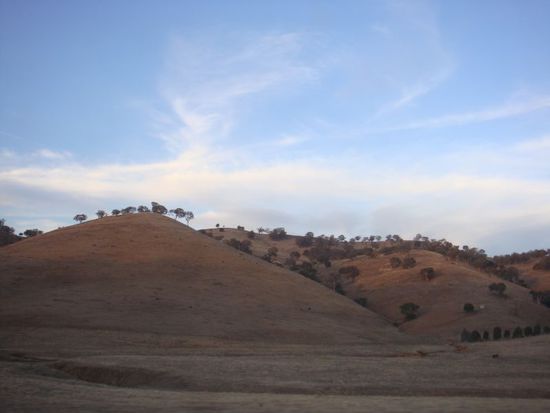 Trockende Landschaft auf dem Weg in die Snowy Mountains