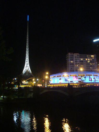 Victoria Arts Center mit der runden Konzerthalle (Hamer Hall) und dem Theater Building (sieht aus wie der Eifel-Turm in Miniaturform)