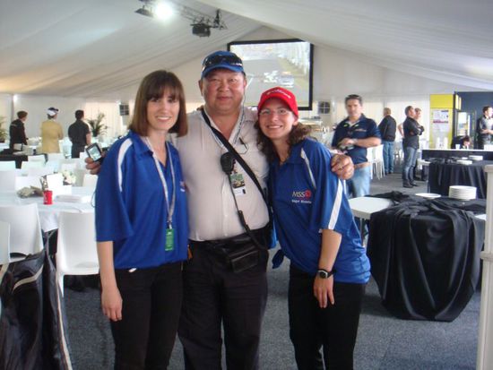 Jenny (auch aus Deutschland), Simon (unser Supervisor) und ich im VIP-Zelt