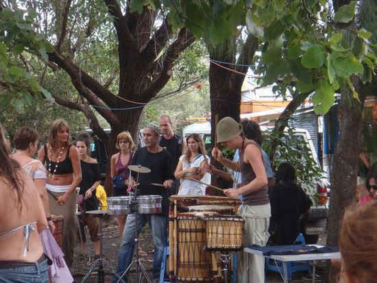 Eine Gruppe von Hippies, die auf dem Markt in Byron Bay trommelten. Einige Leute haben dazu getanzt als wären sie in Trance.