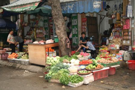 noch mehr Marktstände an der Straße