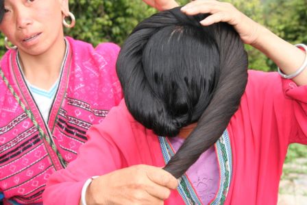 Hier wird uns gezeigt wie die Frauen aus den Bergen ihre langen Haare zusammenbinden!