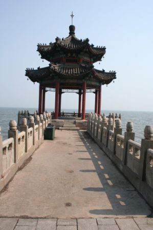 Bei der Chinesischen Mauer direkt am Meer, also am Beginn oder Ende der Mauer.