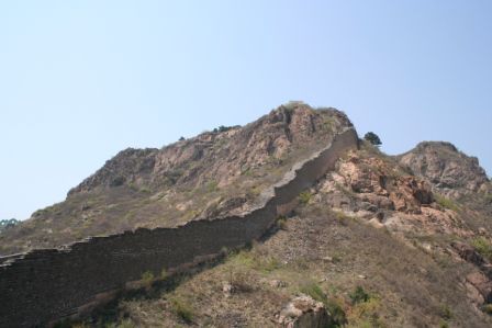 Die alte Mauer, schon sehr zerfallen.