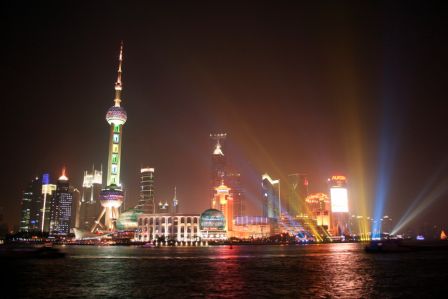 Pudong bei Nacht, ein echtes Erlebnis. Vom Bund aus sieht man toll da rüber und Nachts drängeln sich hier die Menschenmassen!