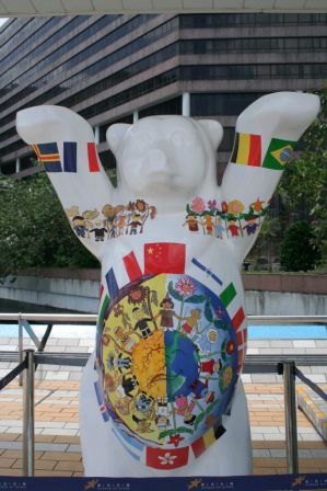 Der Berliner Bär, ein Geschenk von Berlin an Hong Kong.
