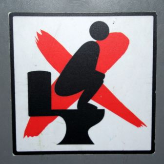 das habe ich in einer öffentlichen Toilette entdeckt
da es hier in Macau normale Toiletten gibt, also wie bei uns zu Hause, hängt dieses Schild in den öffentlichen WC's damit auch die Asiaten wissen wie man es benutzt!