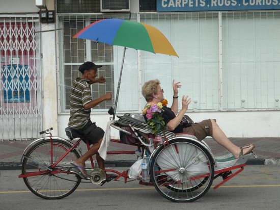 Dieser Reiseführer hatte sogar Musik auf seinem Bike und Beide tanzten