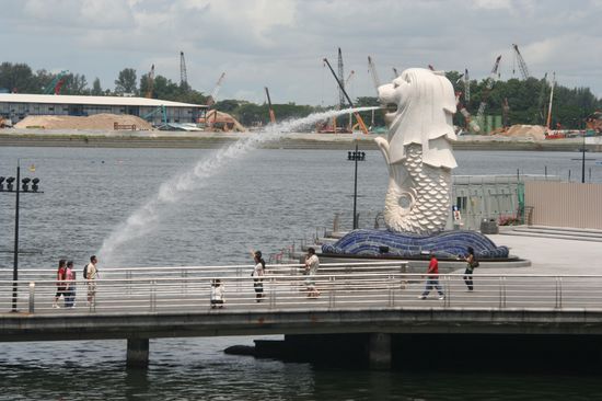 Merlion = Fisch und Löwe in einem, das Wahrzeichen von Singapur