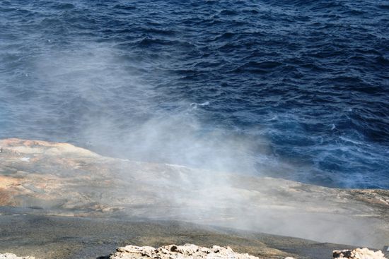 zweiter Stopp, bei den Blowholes, die werden so genannt, weil durch Löcher im Felsen die Gischt des Wasser nach oben getrückt wird. 
Je nach Stärke der Wellen und dem Druck des Wassers kommt hier nur Nebel raus, oder auch Wasser!