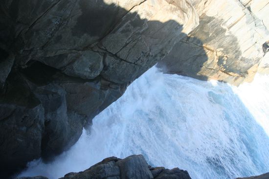 ...eine Steilklippe, durch die das Wasser des Oceans rein gepresst wird!!!! Conny steht also recht gefährlich da!