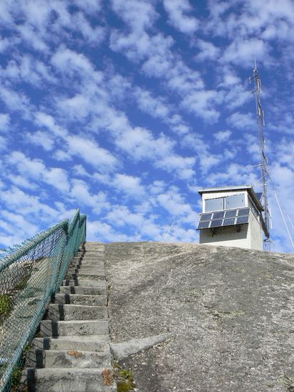 Steile, hohe Stufen geht es das letzte Stück zum Gipfel....