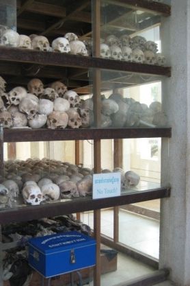 Killing Fields - die gesmmelten totenschädel in der Stupa