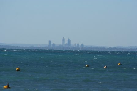 Im Hintergrund sieht man die Stadt Perth