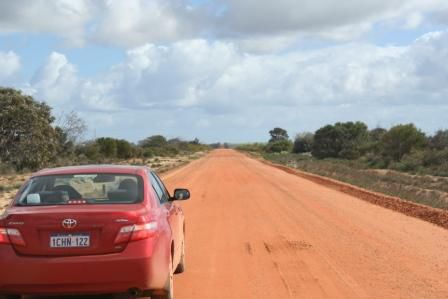 on the road - die Straßen sind oft nur aus rotem oder gelbem Sand der gewalzt wird