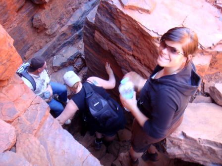 Die Wanderung in der Weano Gorge geht gleich mit einem Abstieg los!
