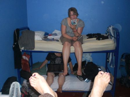 endlich mal wieder ein Bett, auch wenn es nur für eine Nacht ist!
Wenn Ihr genau hin seht, es gibt keine Leiter zu den oberen Betten, das heißt, Cathi und ich mussten Abends raufhüpfen!