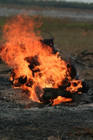seht Ihr den Wasserkessel? So wurde der Tee gemacht und der Rauch des Feuers soll die Mücken fernhalten!
