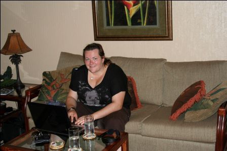 Conny am Lappi in unserem Wohnzimmer und ihrem Bett