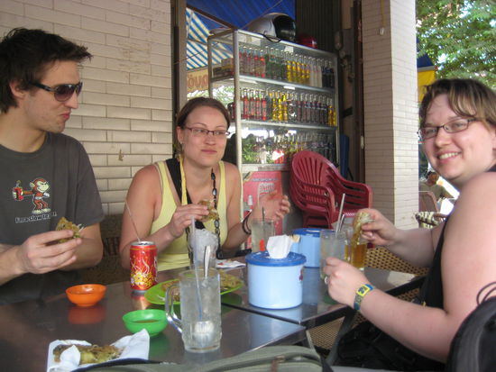 Dan, Maya und ich - eine kleine Stärkung nach der wilden Busfahrt!