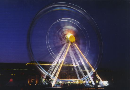 das Riesenrad vor dem Bahnhof