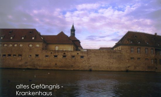 Dieses Gebäude war früher ein Gefängnis und ist nun ein Krankenhaus, was in meinen Augen einen viel besseren Zweck erfüllt!