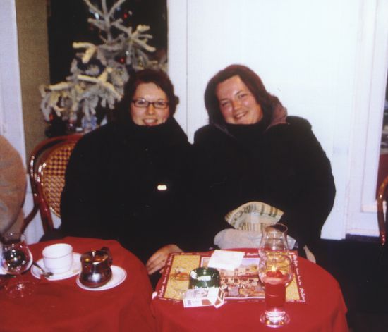 Unser Silvestertisch am Montmartre, leider gab's nur noch im Freien einen Platz, somit mussten wir frieren! Und nebenbei erwähnt, dass Essen war grausam und dazu noch schweineteuer!