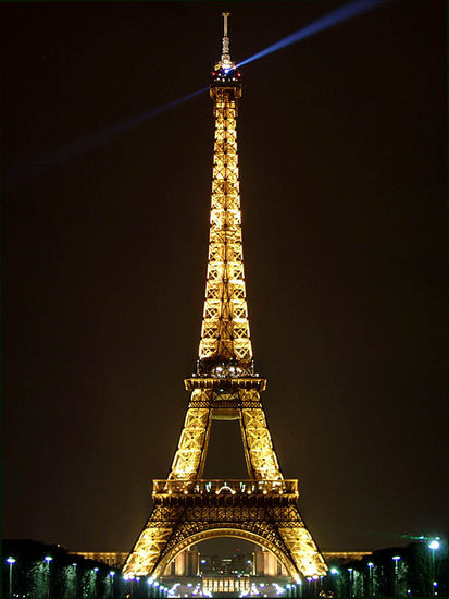 Der Eiffelturm um Mitternacht, das Foto stammt allerdings nicht von uns!
Leider gab es kein Feuerwerk, dabei hatten wir uns so auf ein mega Feuerwerk in einer Großstadt gefreut!