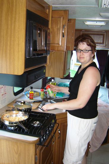 unsere Küche und im Hintergrund sieht man Conny's Bett