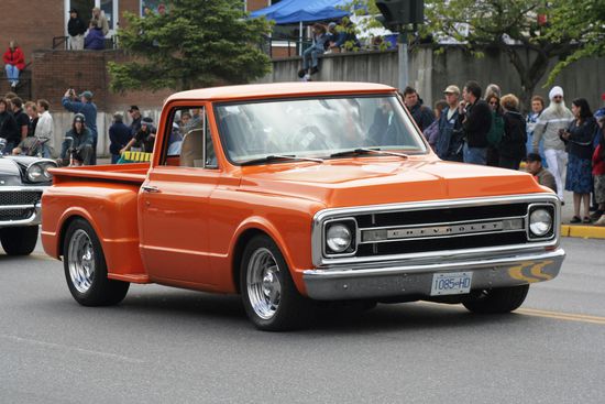 Autoparade, jeder Menge total schicker, alter Autos fuhren ebenfalls durch die Straßen!