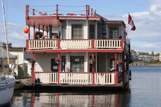 ....und bekommen schöne Hausboote zu sehen!