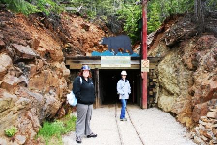 auf gehts ins Dunkel der Mine