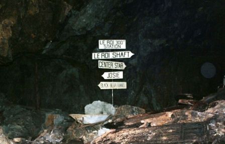 Im Inneren der Mine gibt es Wegweiser