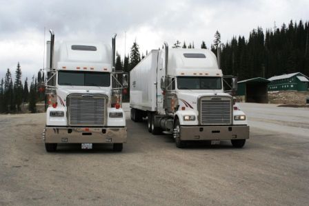 die ersten großen Trucks sahen wir auch auf dem Pass