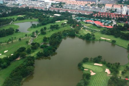 Ein Golfplatz direkt neben dem Flughafen!